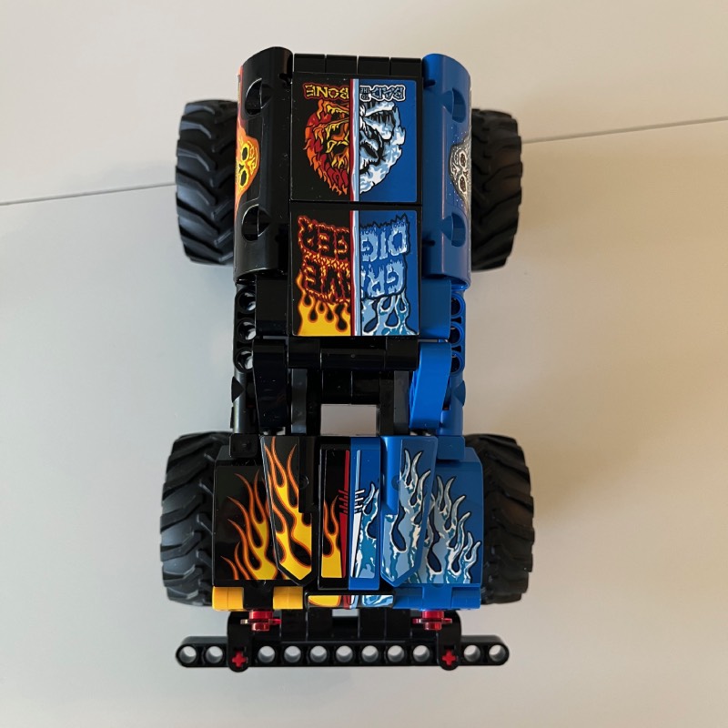 Bau- und Spielset: "Monster Jam Grave Digger Feuer und Eis (42219)" von LEGO im Review von LEGO ©https://dadslife.at