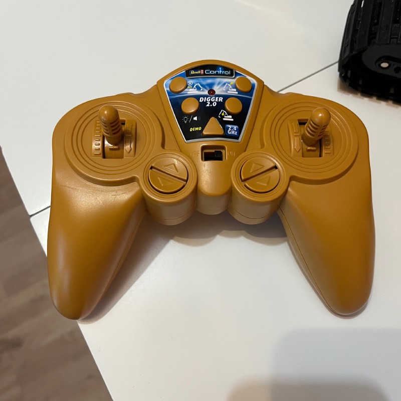 Ferngesteuerter Bagger: "Digger 2.0" von Revell Control im Review von Revell Control ©https://dadslife.at