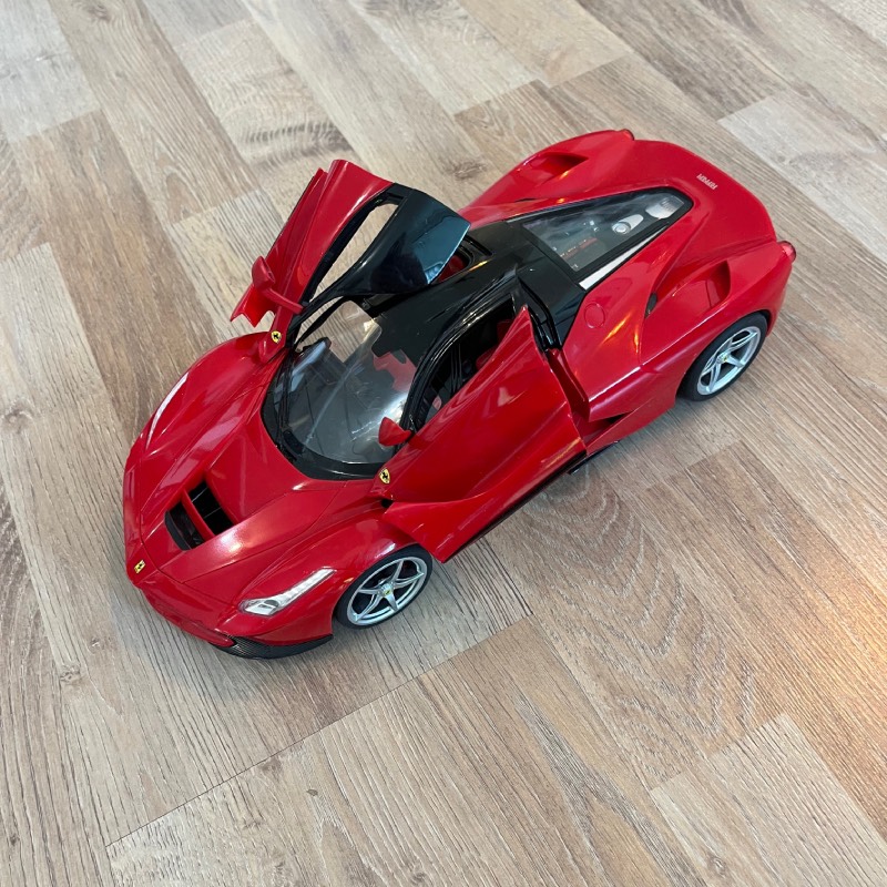 Ferngesteuertes Auto: "Ferrari "LaFerrari" 1/14" von Rastar im Review von Rastar ©https://dadslife.at