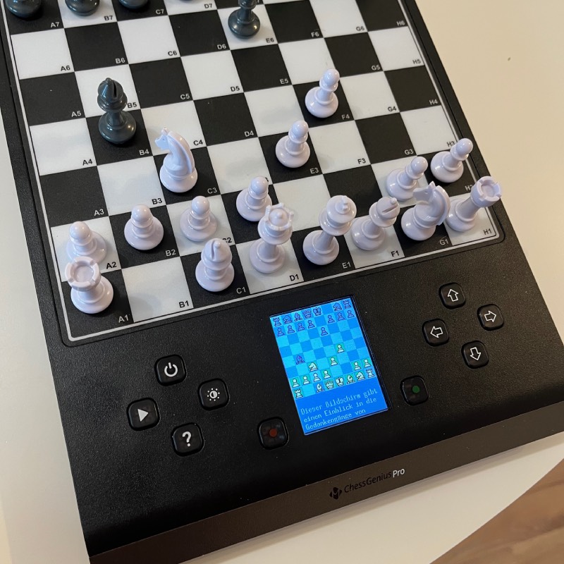 Schachcomputer: "ChessGenius Pro" von Millennium im Review von Millennium ©https://dadslife.at