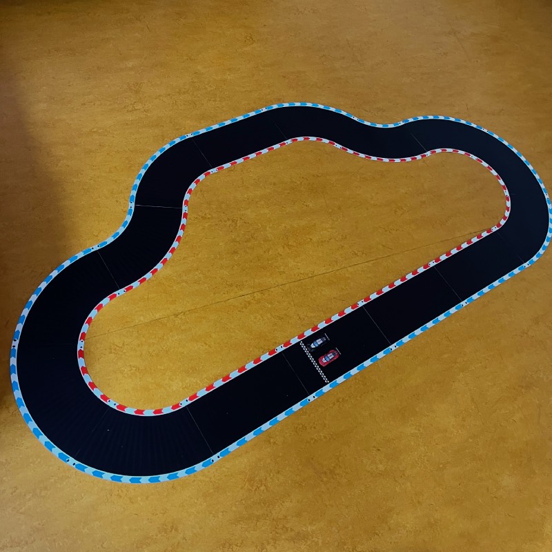 Rennbahn-Set: "Carrera Hybrid: Devil Drivers" von Carrera im Review von Carrera ©https://dadslife.at