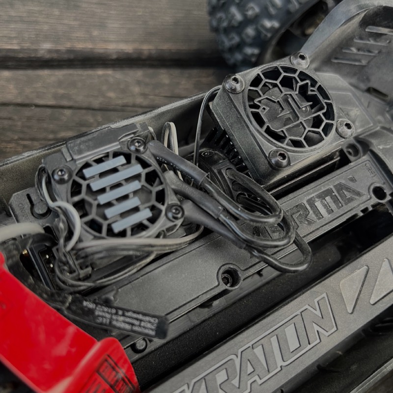 Ferngesteuertes Auto: "1/16 Mini Kraton 3S" von Arrma im Review von Arrma ©https://dadslife.at