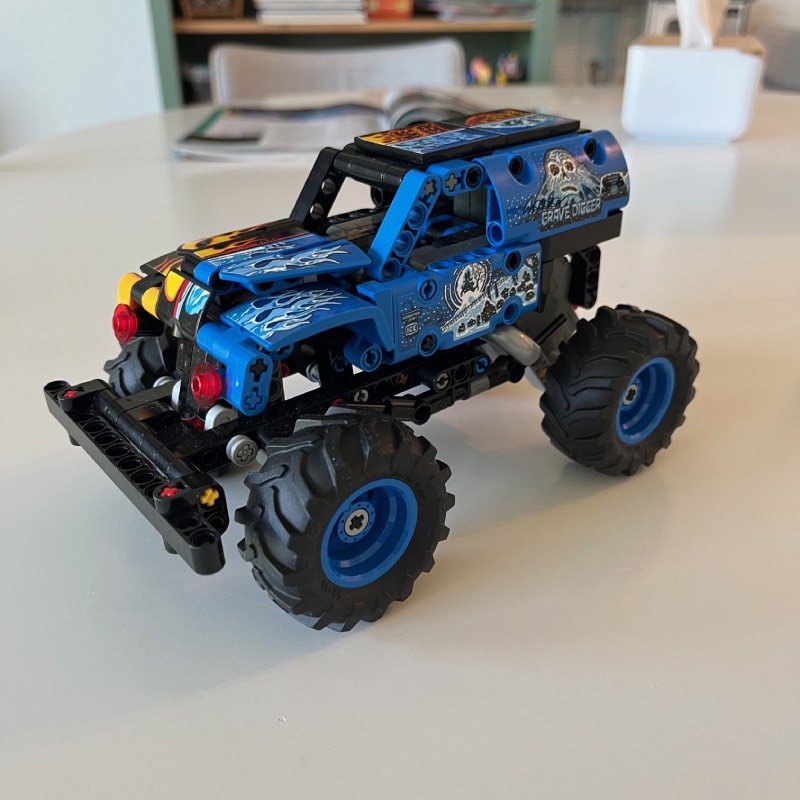 Bau- und Spielset: "Monster Jam Grave Digger Feuer und Eis (42219)" von LEGO im Review von LEGO ©https://dadslife.at