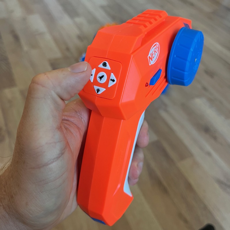 Ferngesteuertes Auto: "Nerf Blasting Car" von Carrera im Review von Carrera ©https://dadslife.at
