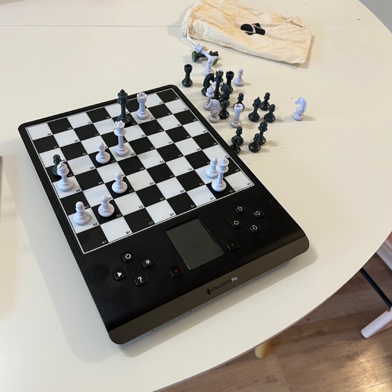 Schachcomputer: "ChessGenius Pro" von Millennium im Review von Millennium ©https://dadslife.at