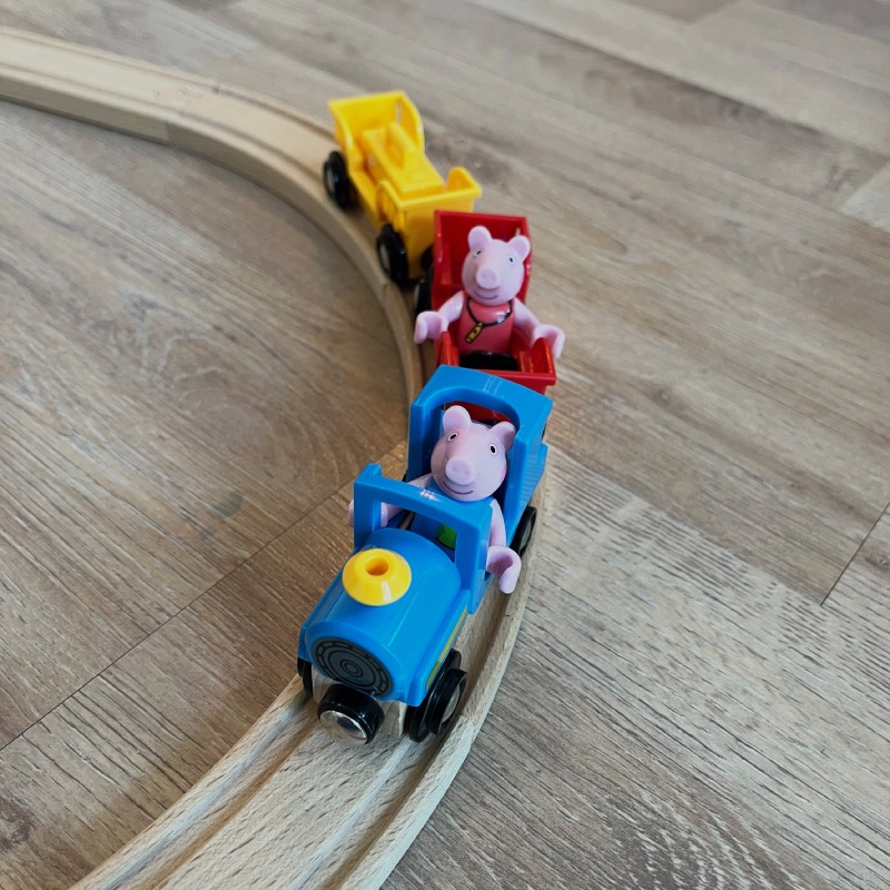 Spielzeug-Eisenbahn: "Peppa Wutz Zug" von BRIO im Review von BRIO ©https://dadslife.at