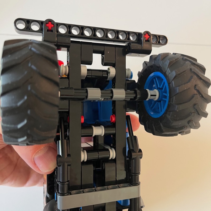 Bau- und Spielset: "Monster Jam Grave Digger Feuer und Eis (42219)" von LEGO im Review von LEGO ©https://dadslife.at